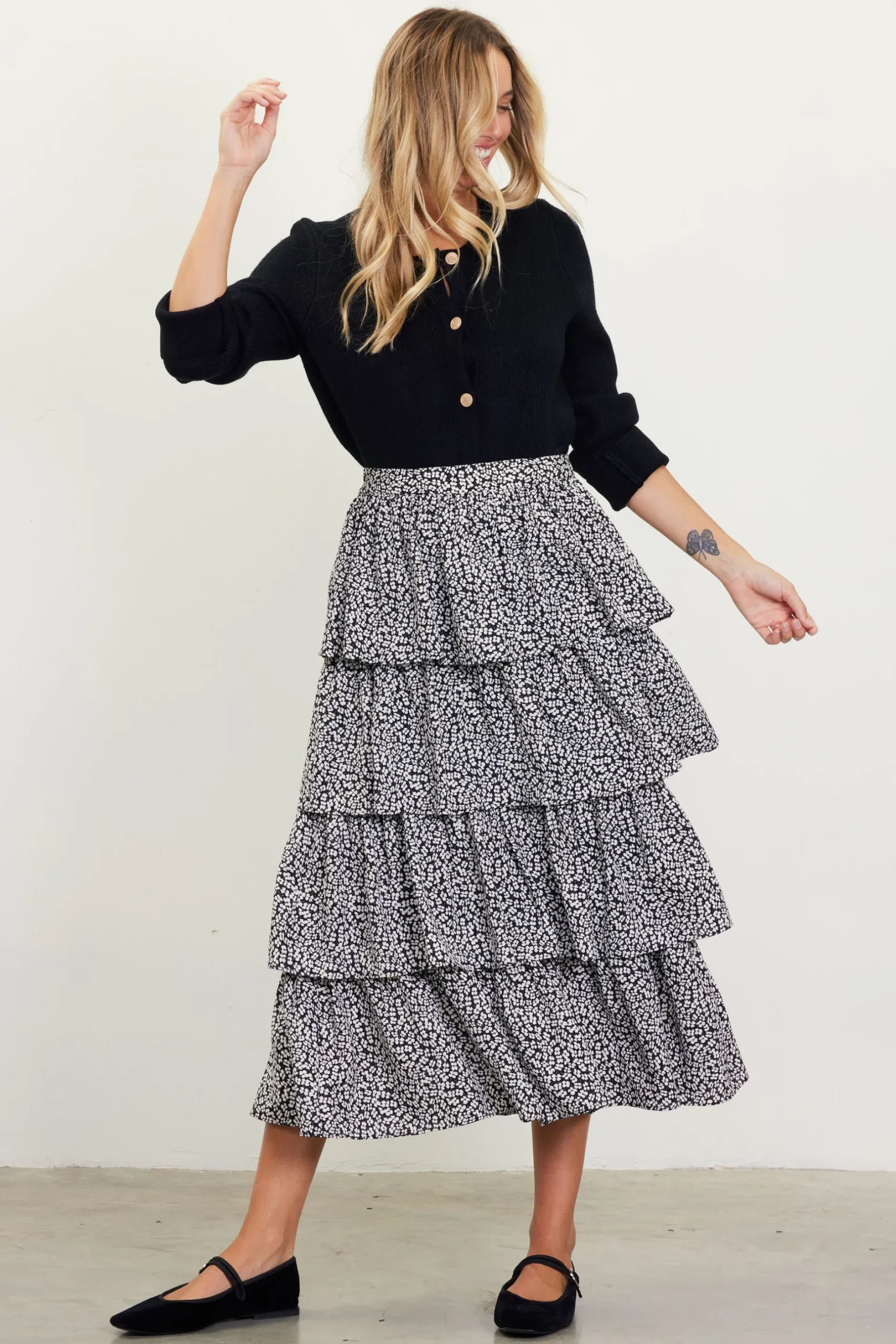 SKIES ARE BLUE Skirts*Dainty Floral Print Ruffle Midi Skirt Black-ivory