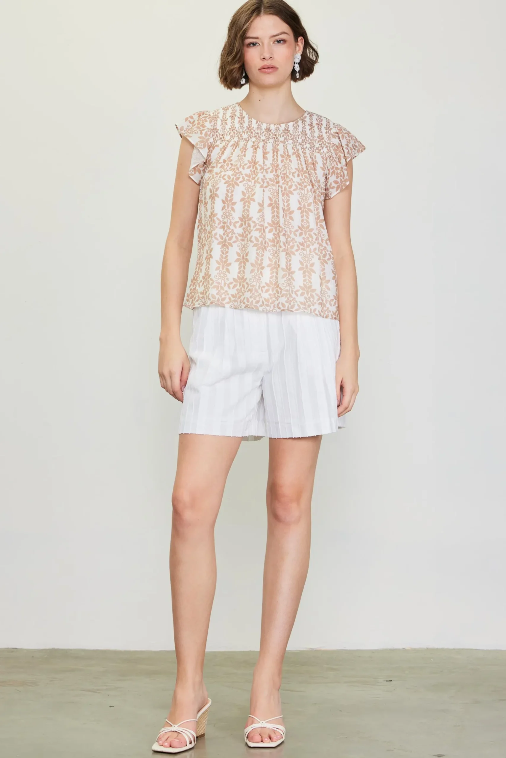SKIES ARE BLUE Short Sleeve Tops*Floral Print Smocked Yoke Top Taupe
