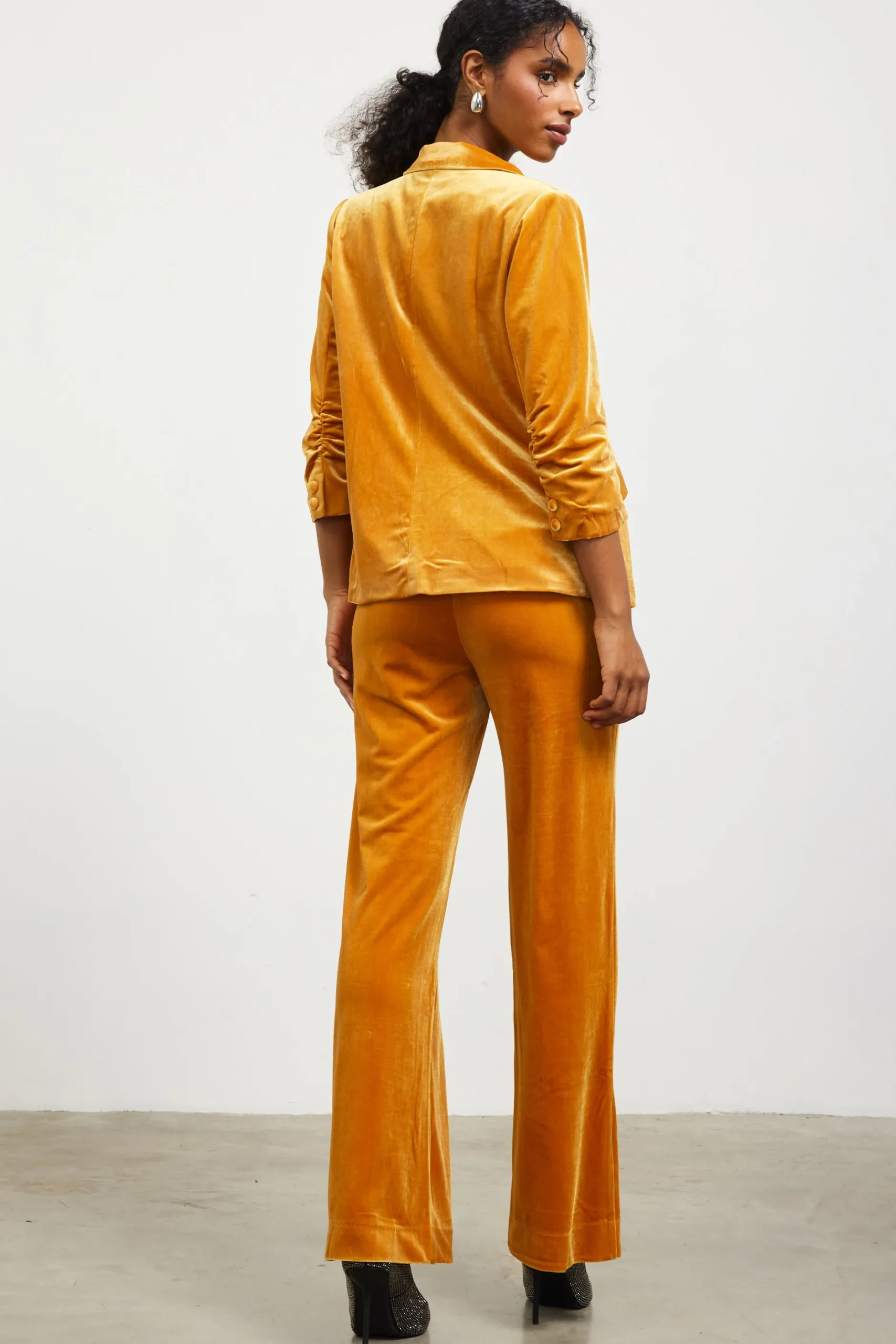SKIES ARE BLUE Blazers*Ruched Velvet Blazer Goldenmustard